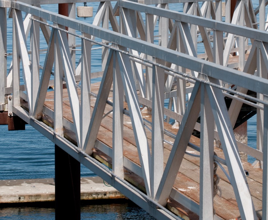 Walkway in aluminum and wood